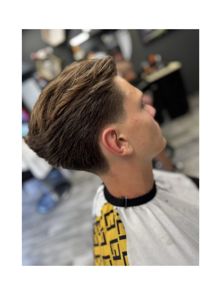 Taper fade, hosszabb middle part fazonnal